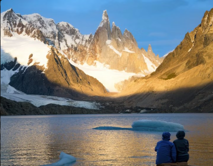 Casal contemplando a Laguna Torre ao pôr do sol com Cerro Torre ao fundo