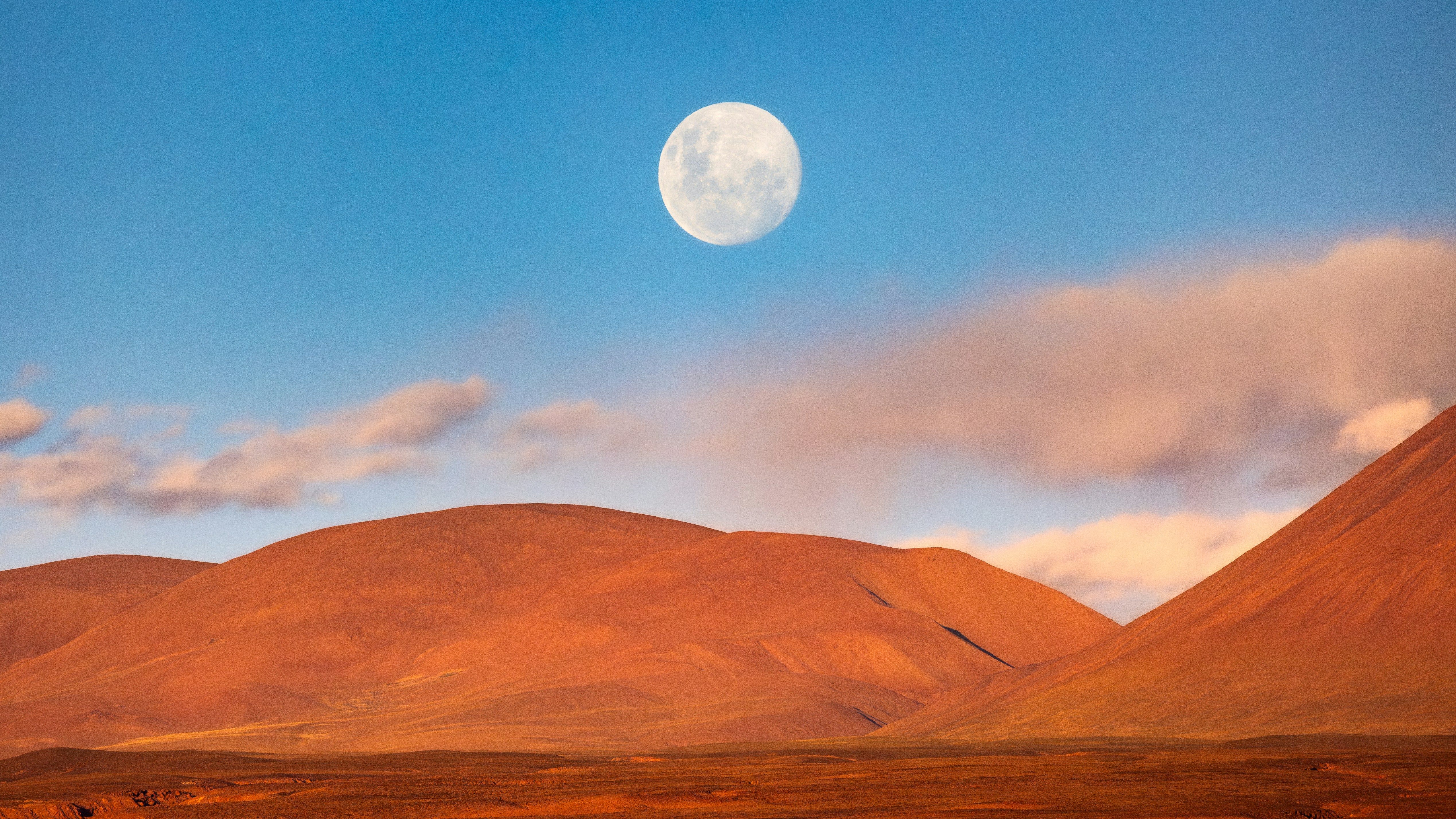 Lua cheia sobre as montanhas vermelhas do deserto do Atacama