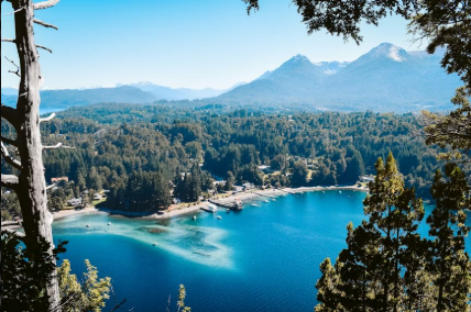 Vista aérea de Villa La Angostura com lago turquesa e floresta